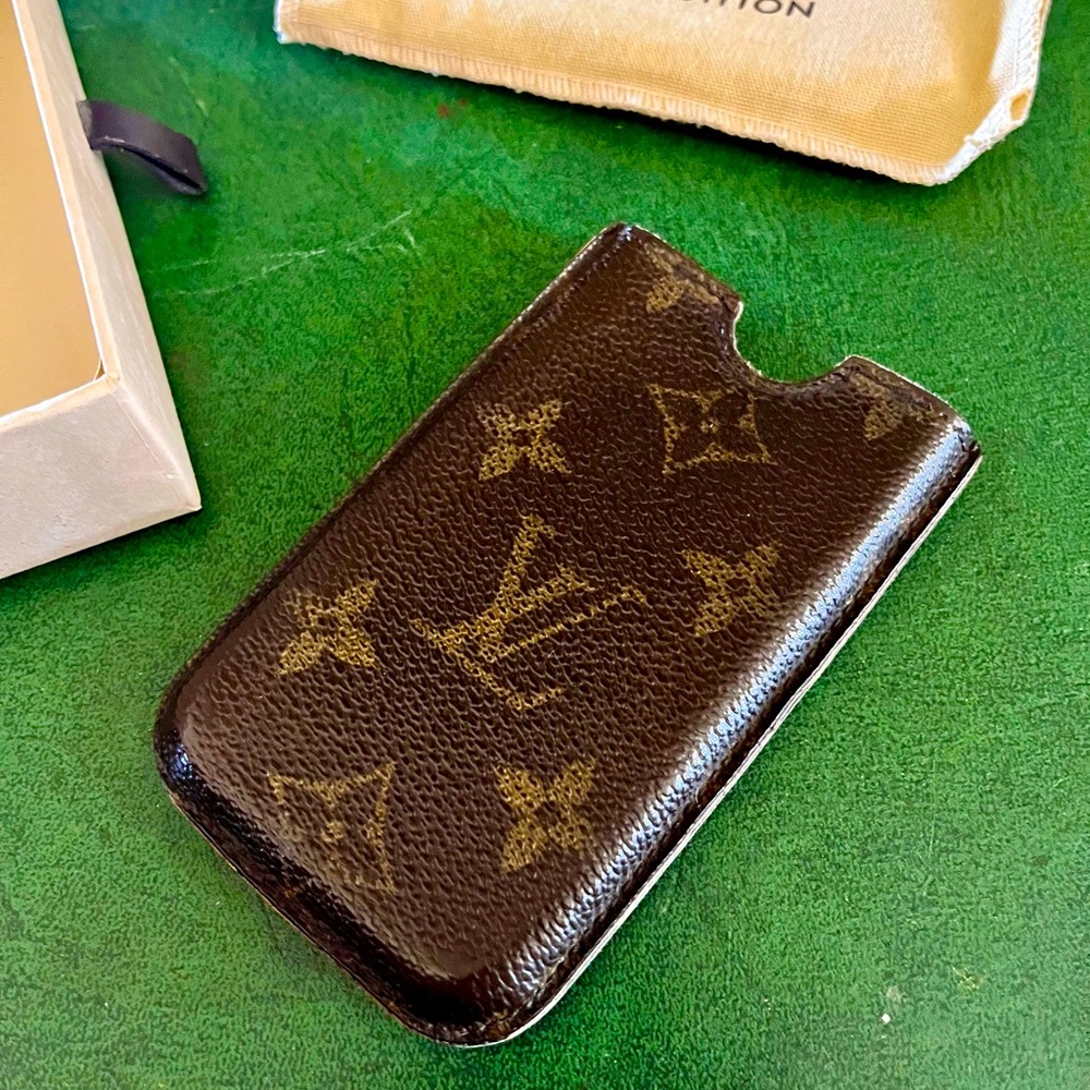 Authentic LOUIS VUITTON monogram cell phone case (small)